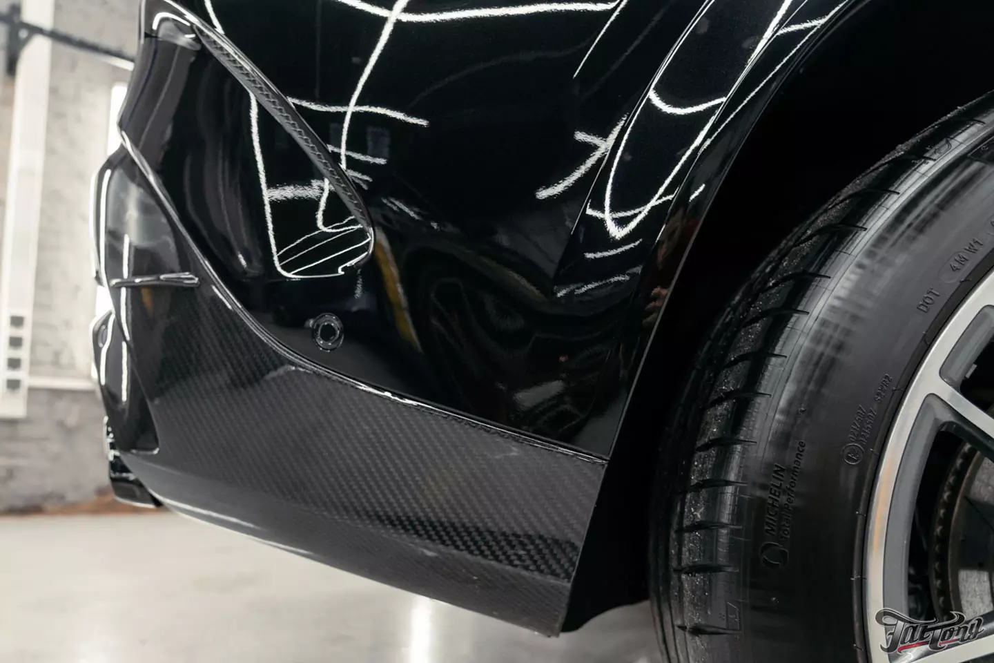 Выкинули BURMESTER 3D из нового Mercedes GLE 63S и установили новую акустическую систему. Выполнили комплексную шумоизоляцию, построили выхлопную систему, установили обвес Larte, оклеили полиуретаном